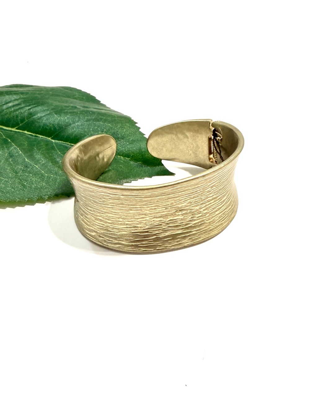 CHICO’S Jaelyn Textured Gold Tone Hinged Cuff Bracelet NWT